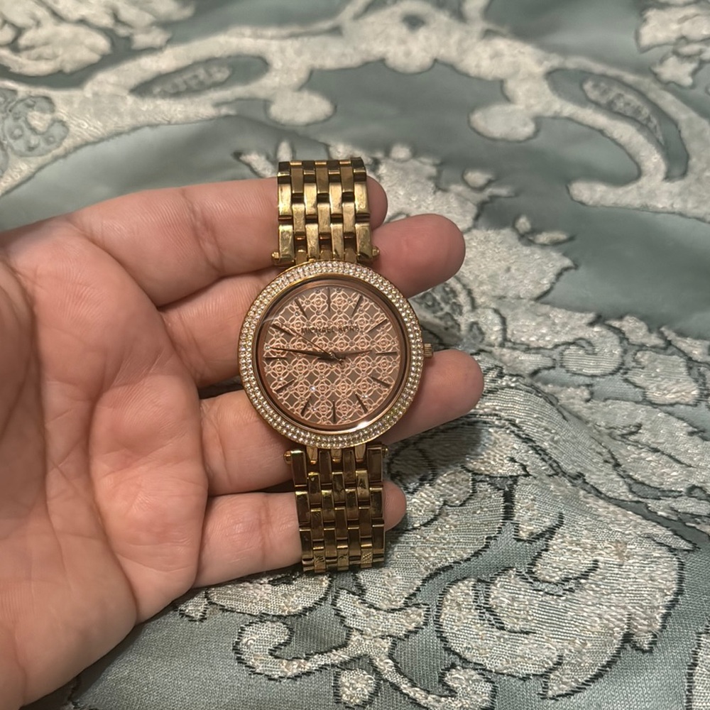 Elegant Gold Lace Pattern Watch